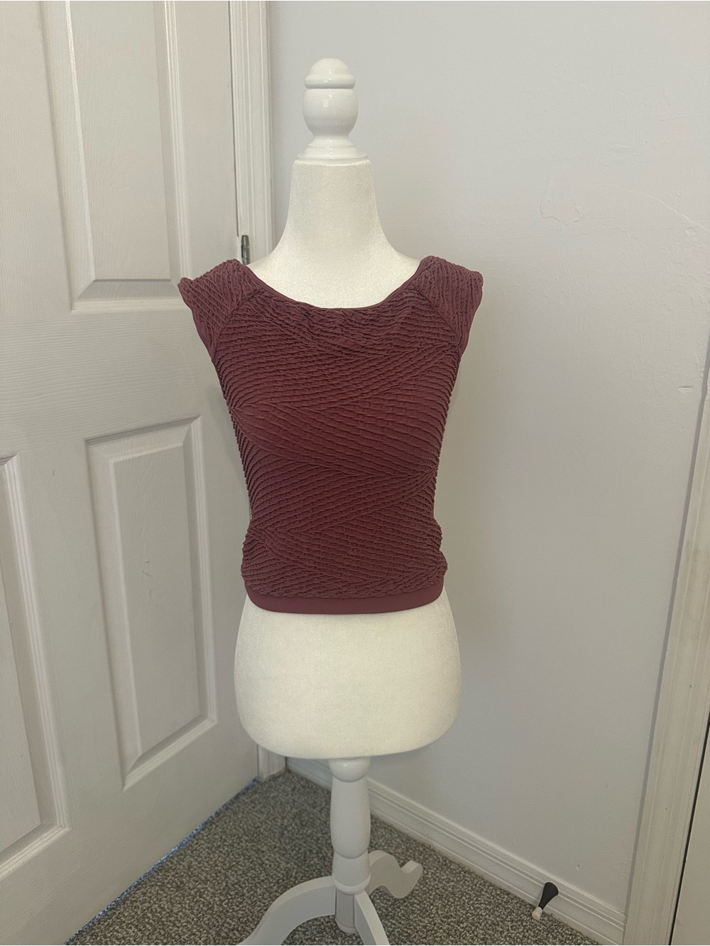 BCBGeneration Textured Sleeveless Crop Top in Dusty Rose
